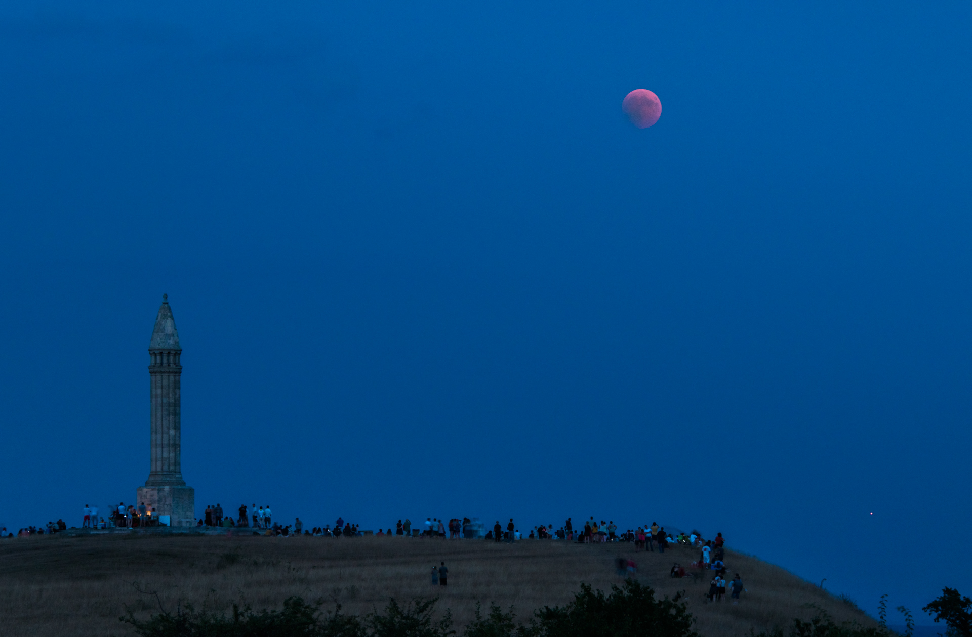 Eclipse totale de lune et mars  sur le monument Barres à colline de Sion-Vaudémont