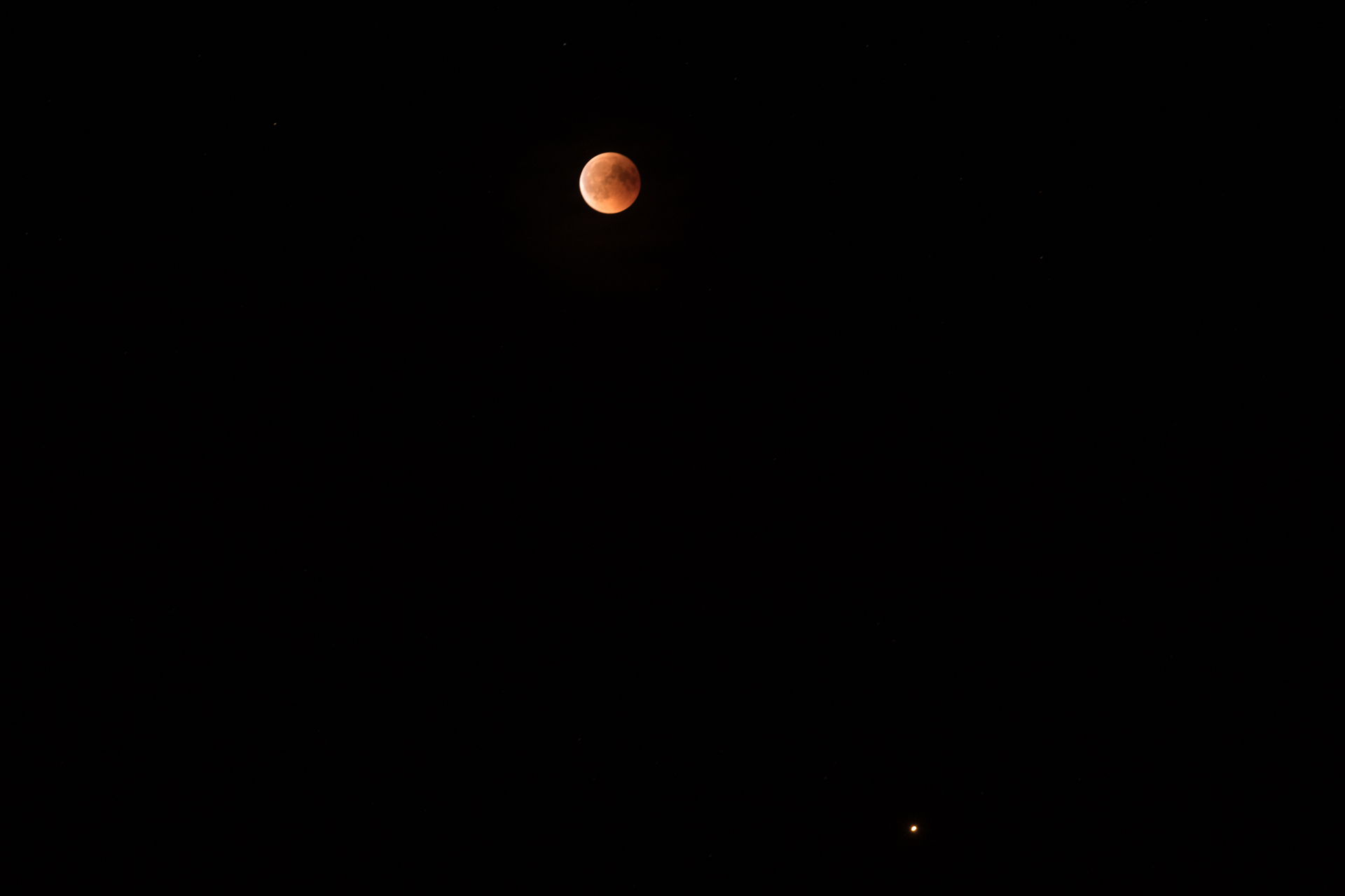 Eclipse totale de lune et mars  sur colline de Sion-Vaudémont