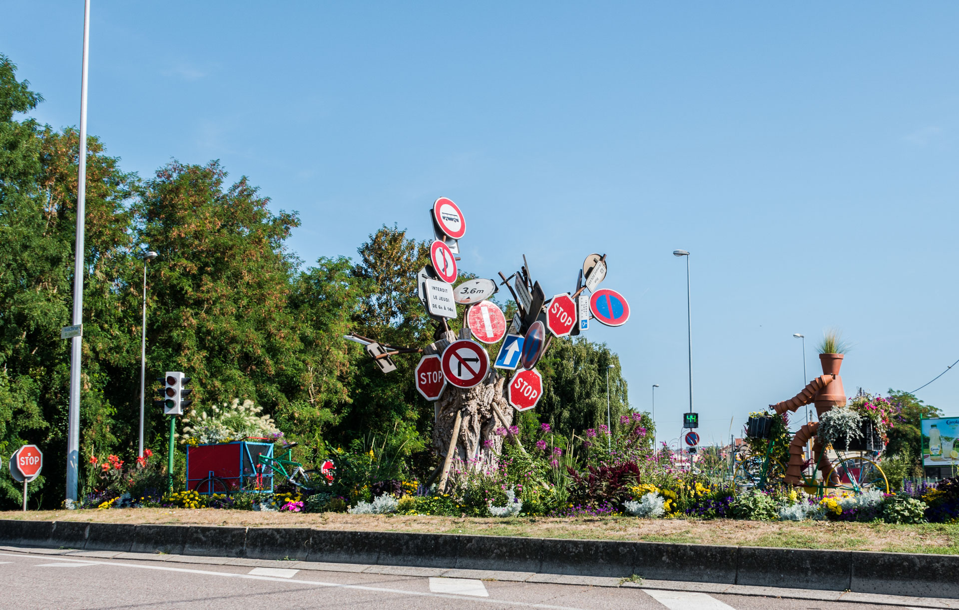 Rond point et panneau signalétique de Varangeville