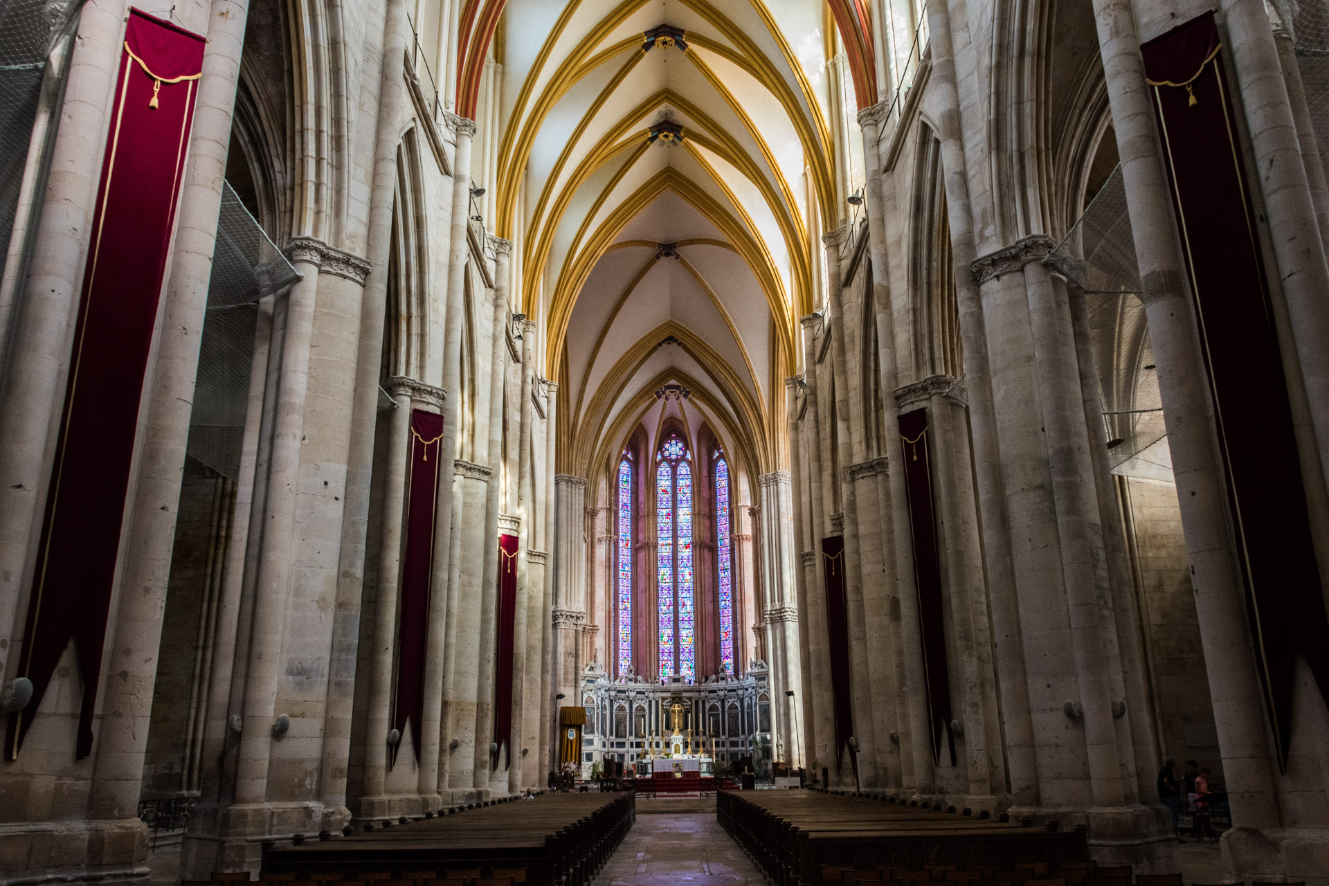 Intérieur et vitraux de la cathédrale Saint-Etienne de Toul