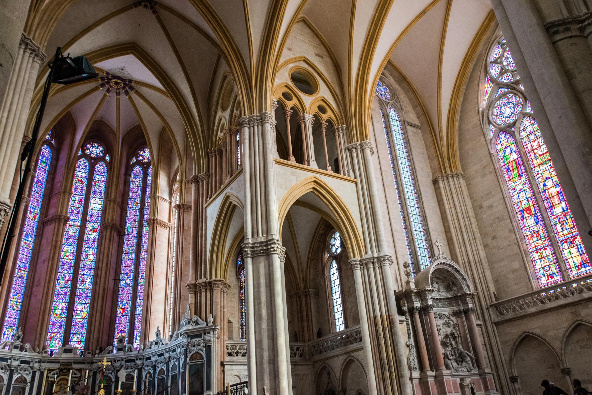 Intérieur et vitraux de  la cathédrale Saint-Etienne de Toul