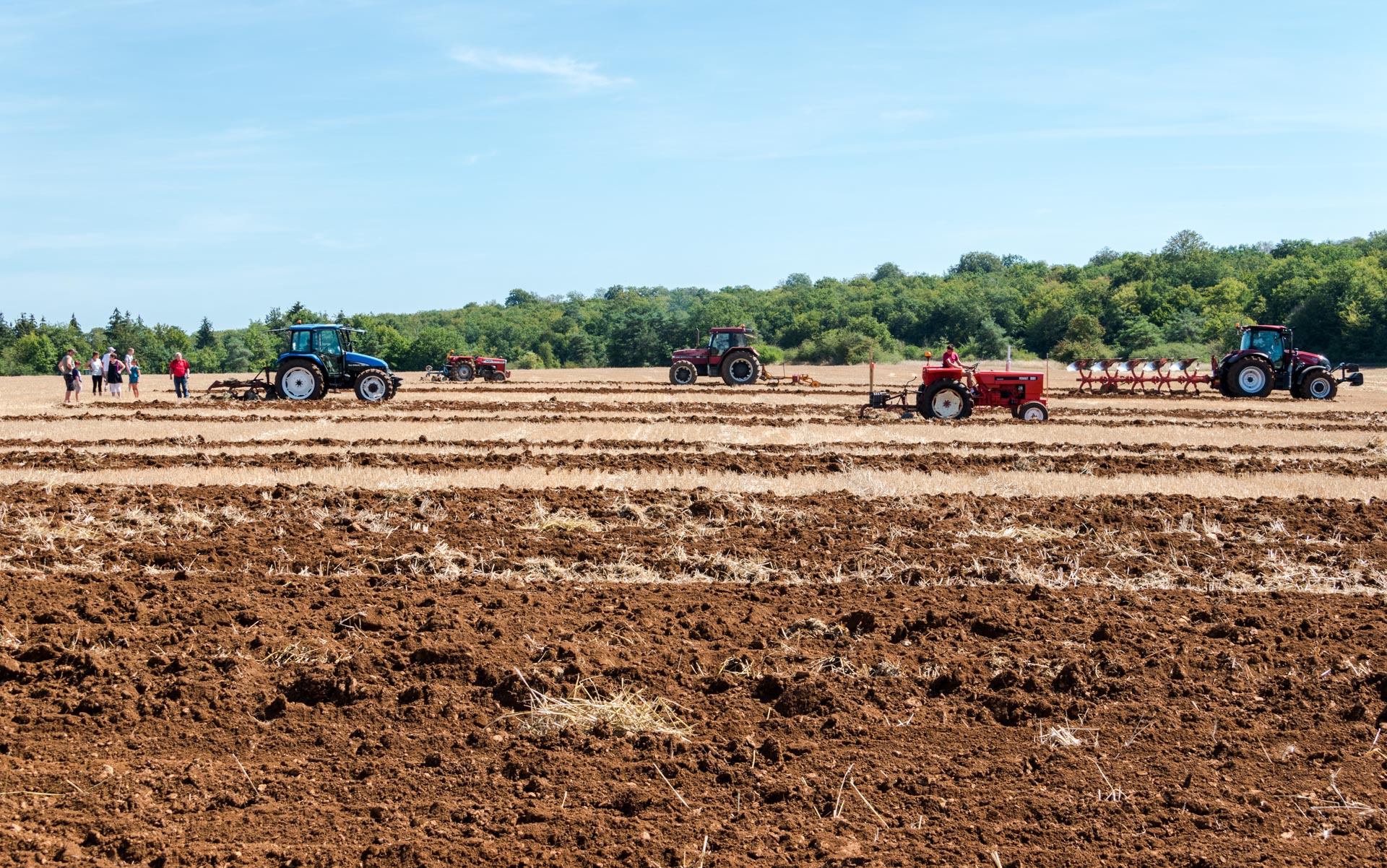 Tracteur de toutes générations au Concours de labour de Allain
