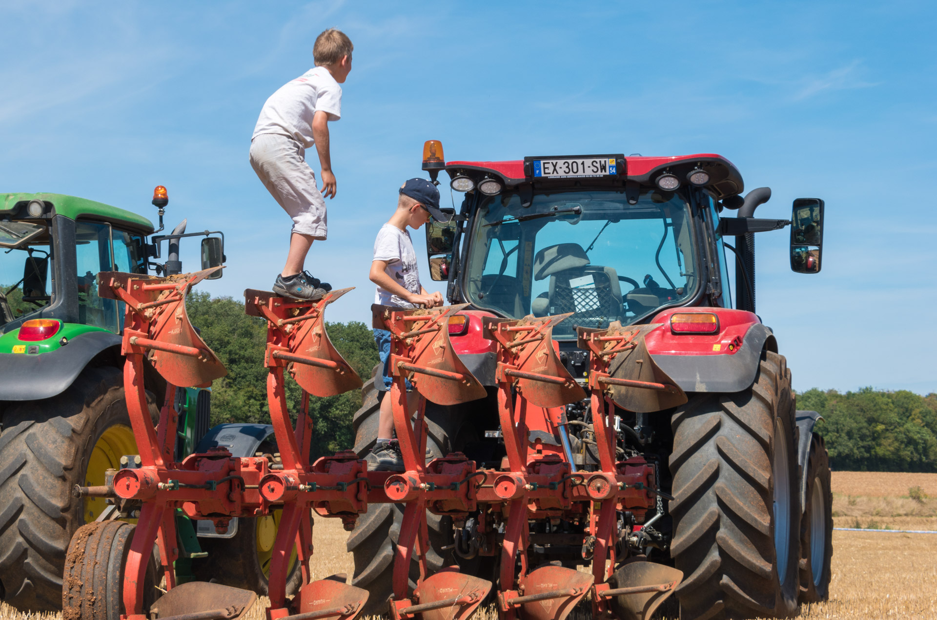 en équilibre sur les fourches Concours de labour de Allain