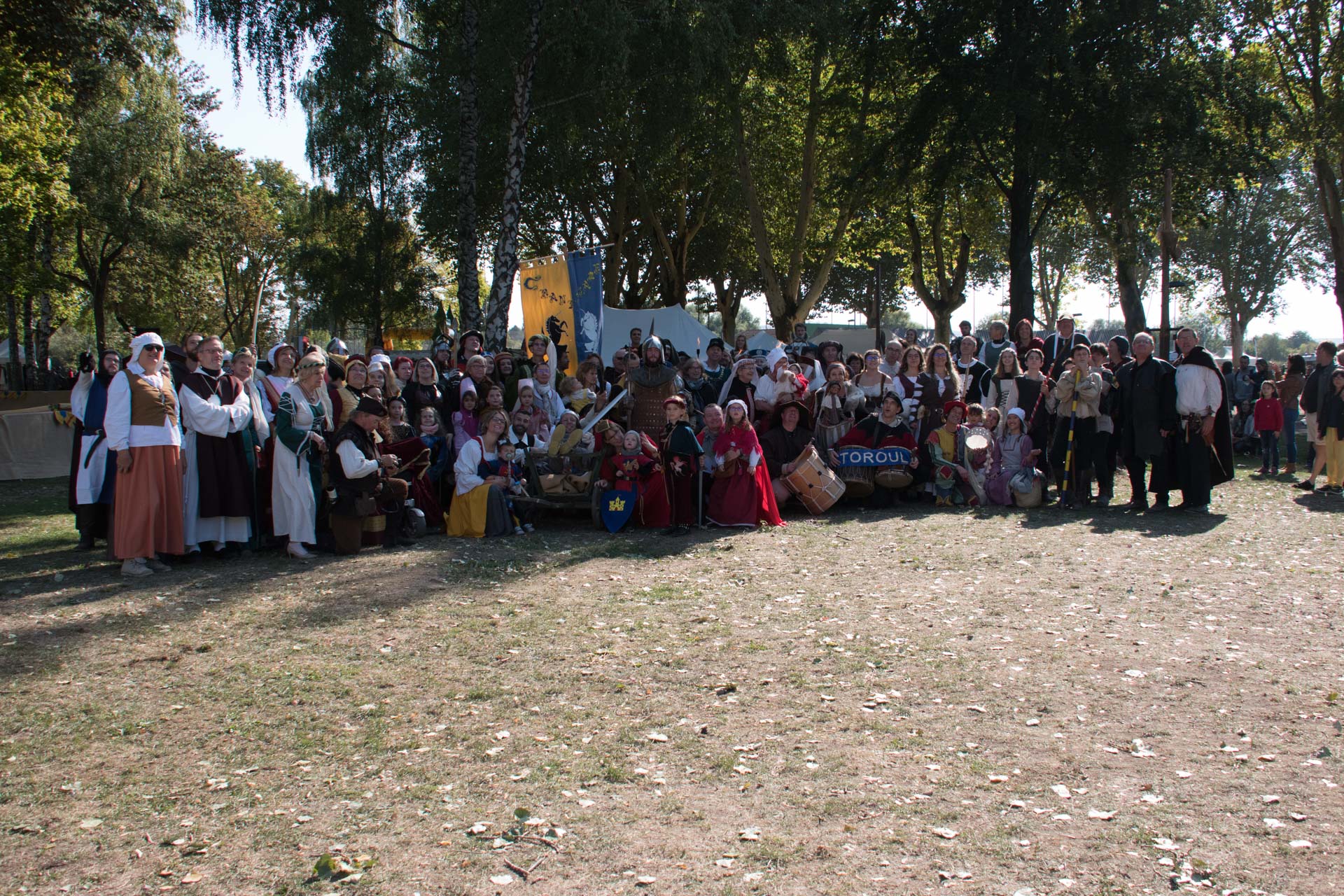 Photo de groupe en costume mediéval