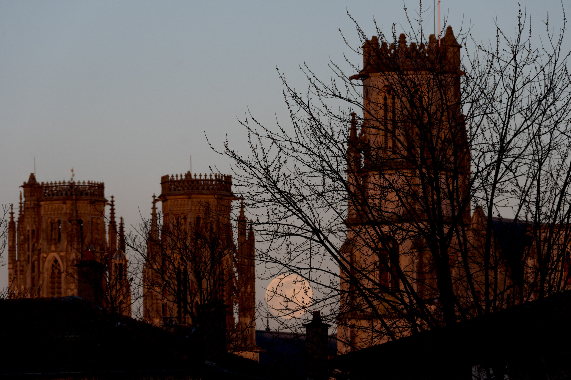 Super Lune de l'équinoxe de printemps sur la Cathédrale Saint Etienne de Toul