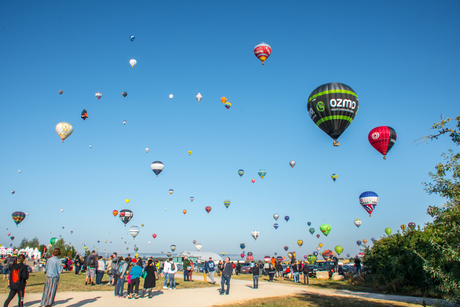 beaucoup de curieux se sont déplacés pour voir les centaines de montgolfières dans le ciel de Chambley