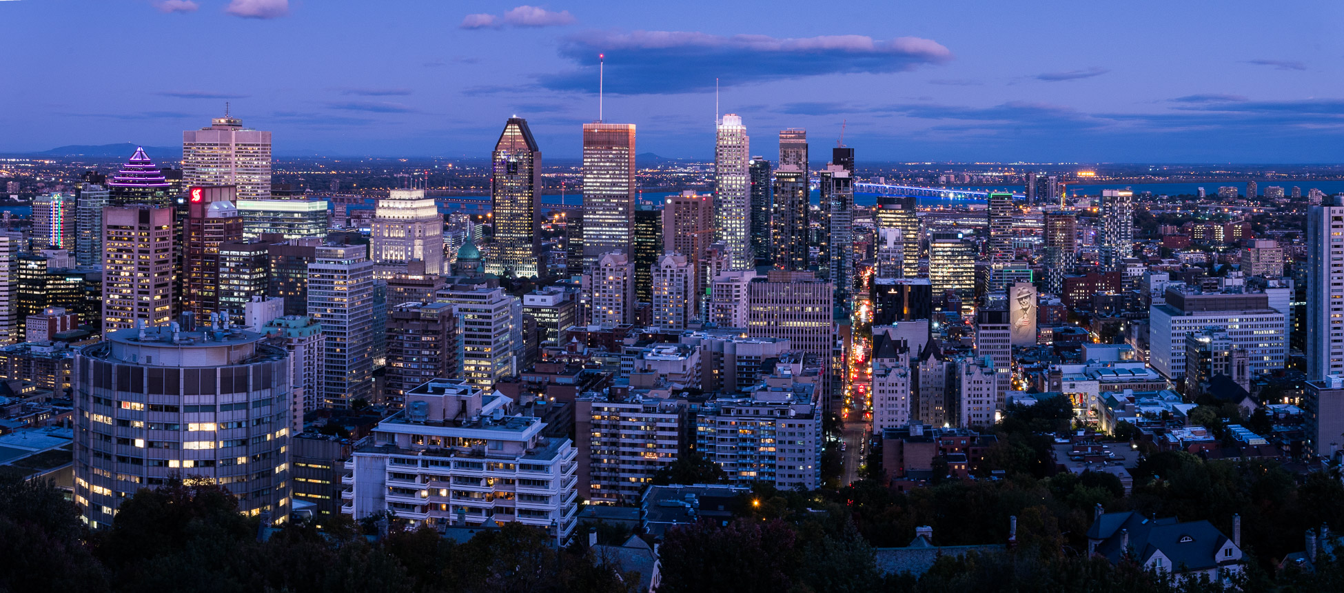 Montréal de nuit depuis Mont-Royal sur le belvédère Montreal belvédère Kondiaronk