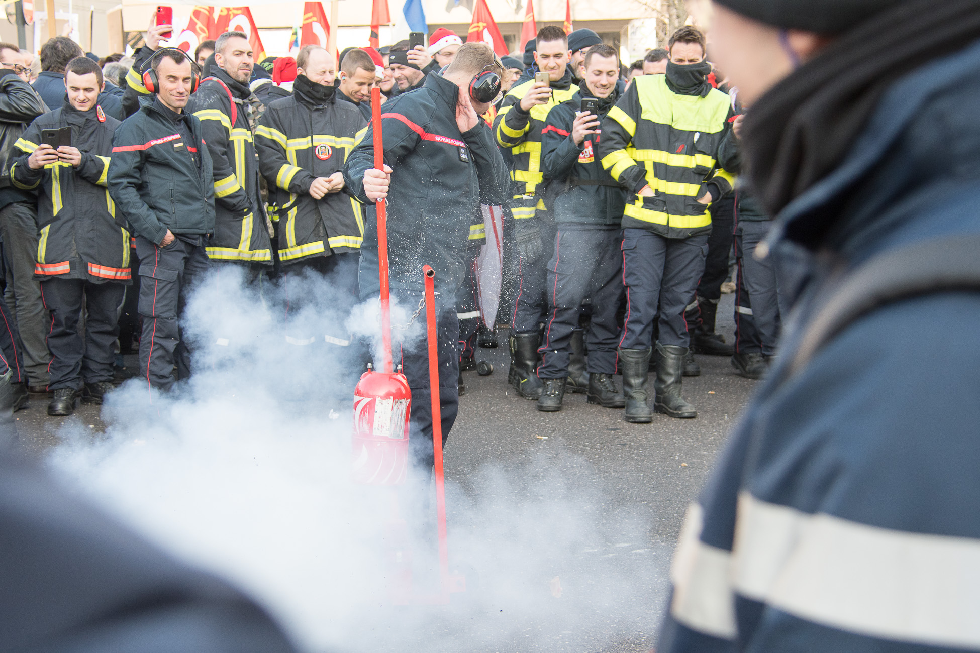 rassemblement des pompiers place de la republique a nancy contre la reforme des retraites