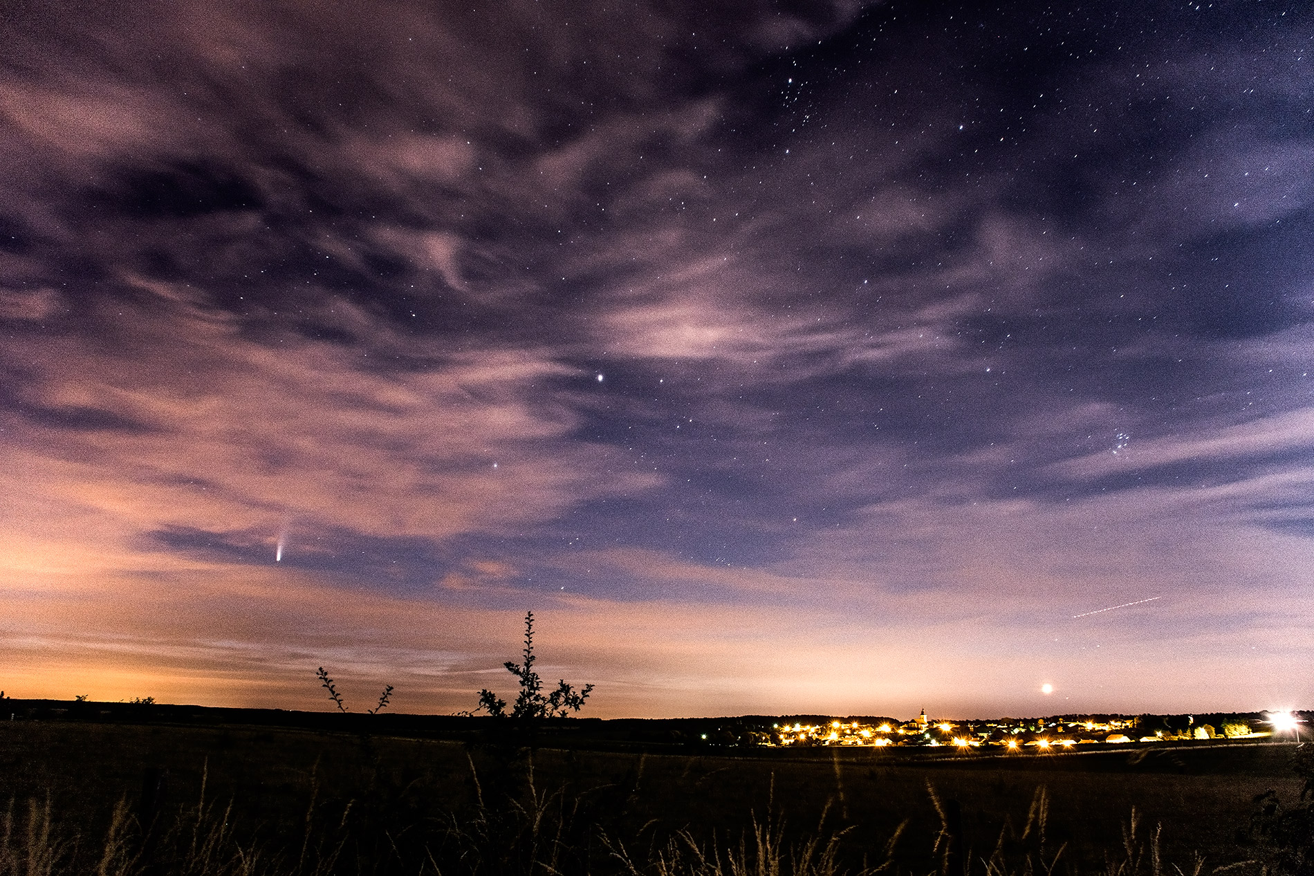 Comète Neowise au dessus du village de Allain