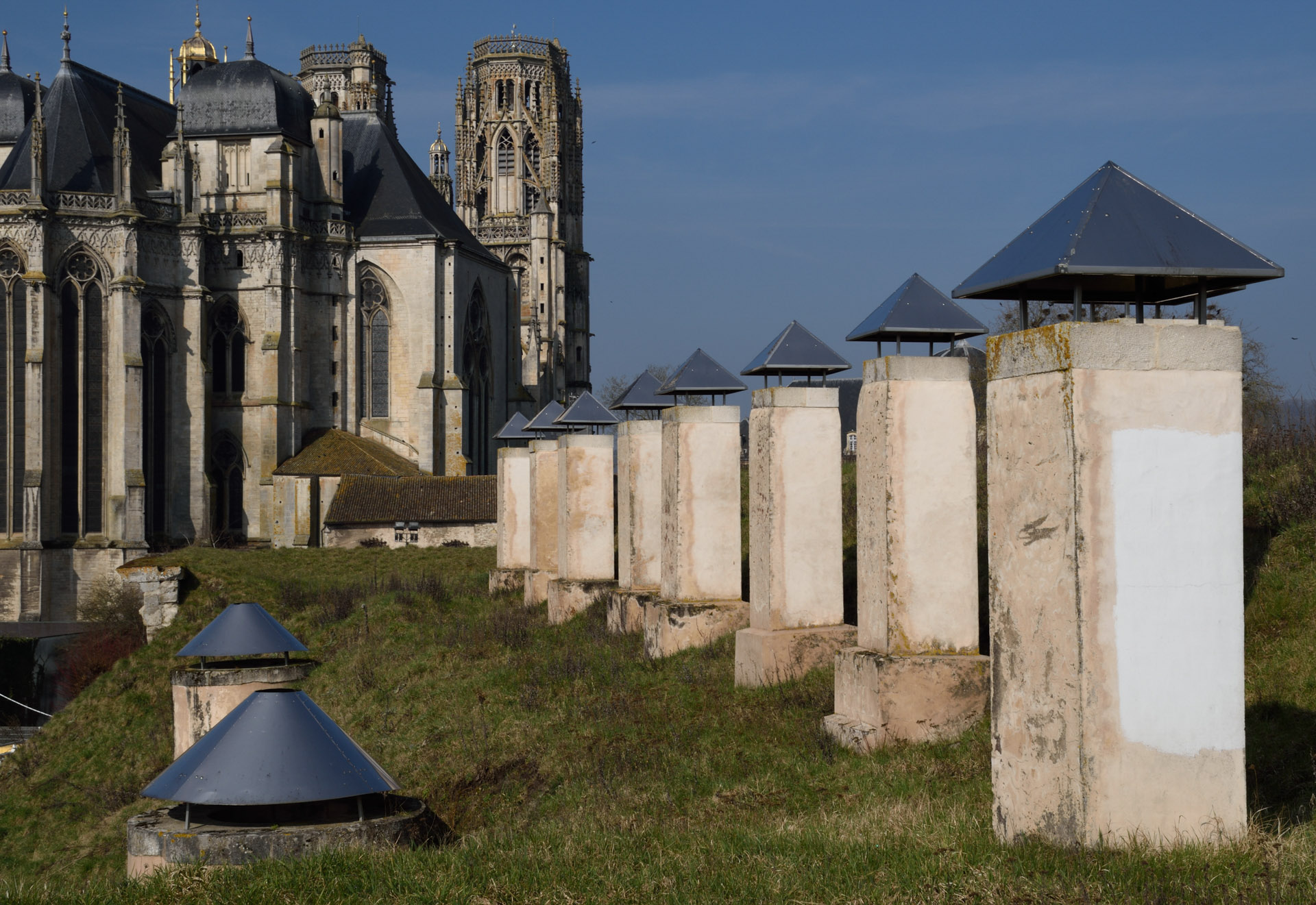 Cheminées des remparts Vauban et la cathédrale de Toul 